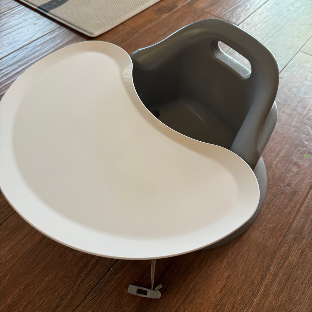 Upseat in light gray with tray